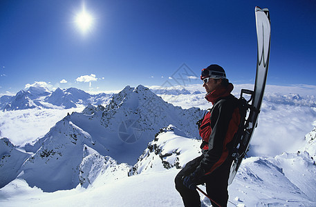 仰望山景的滑雪人图片