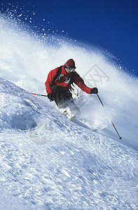 山坡上滑雪的男子图片