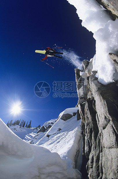 高山悬崖跳起滑雪跳跃成人活力乐趣冒险享受休闲风险闲暇行动图片