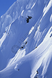 陡峭山坡上的滑雪机图片