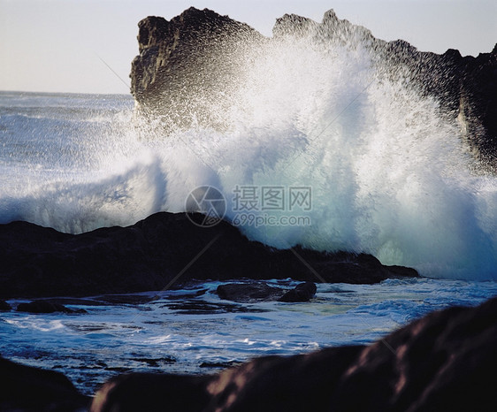 海浪在海岸的岩石上坠落蓝晶蓝色活力绿色编队奇观冲浪摄影断路器青色图片