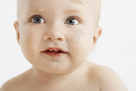 穿着蓝色眼睛的可爱宝宝的紧贴衣 与白色背景隔绝图片