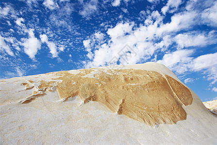 沙石对着阴云的天空图片