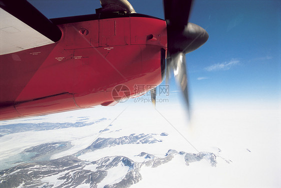 飞机飞越雪地风景图片