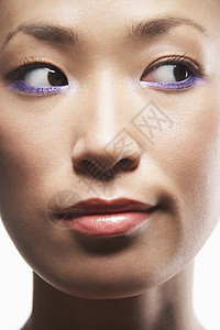 穿紫色双眼线的近身女性图片
