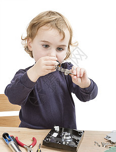 修理计算机部件的女少女硬盘磁盘孩子小姑娘技术维修数据螺丝刀钳子卷曲图片