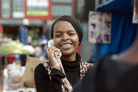 亚历山德拉镇的非裔或黑人美洲妇女通过电话拨打固定电话图片