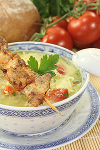 亚洲鸡汤加绿菜鸡肉香菜套餐萝卜汤面黄色肉汤绿色食物餐巾图片
