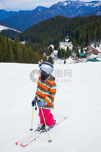 女孩在滑雪板上滑雪者婴儿运动员孩子们活动背光衣服季节越野套装图片