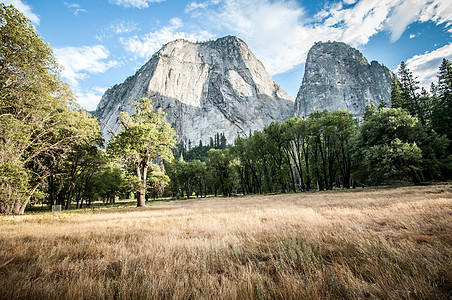 Yosemite 半圆顶瀑布公园风景花岗岩森林红木地标树木天空山脉图片