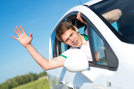 人把手从窗外伸出来驾驶朋友们学生成人玻璃男性运输女孩幸福汽车图片