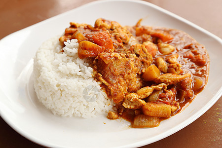 辣辣鸡咖喱和大米食物午餐家禽黄油油炸美食盘子桌子香菜花生图片