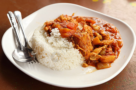 辣辣鸡咖喱和大米油炸桌子香菜勺子午餐家禽胡椒盘子花生食物图片