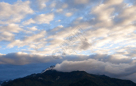 Annapurna山的景象 前往基地营地保护区旅游天空农村环境顶峰风景山腰旅行蓝色树木图片