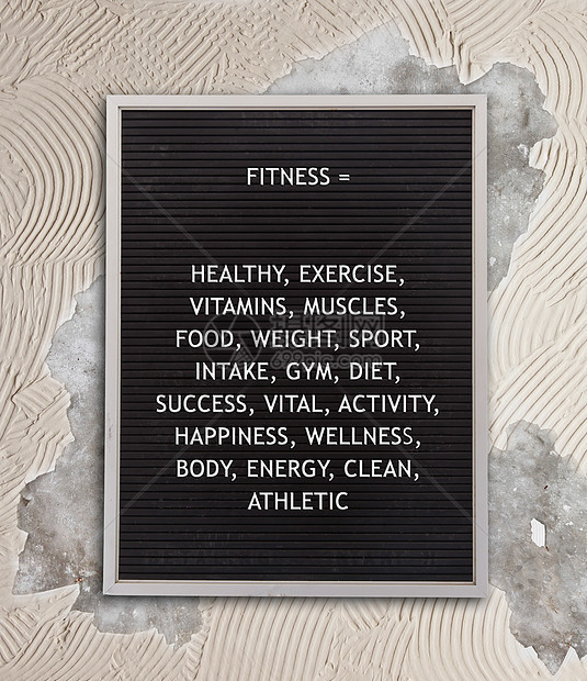 在非常老旧的菜单板上塑料字母中的适合性概念健身房团体重量运动肌肉团队海报体质活力力量图片