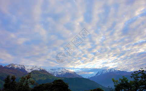 前往的基地营地树木全景农村天空环境高地辉光山腰风景森林图片