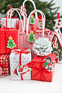 给圣诞节时间送小礼物条纹包装饰品礼物盒玩意儿手杖雪人装饰品时候绿色图片