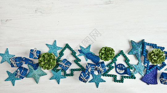 背景 有闪亮的圣诞节装饰蓝色礼品袋条子绿色星星水平星形丝带礼物盒小玩意儿图片