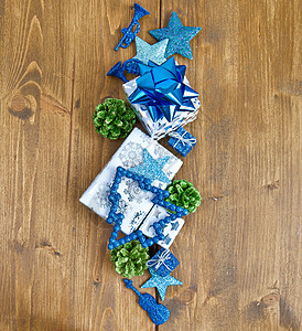 小礼品盒和圣诞装饰品星星绿色蓝色条子小玩意儿包装星形饰品礼品袋展示图片