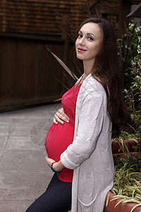美丽的怀孕孕妇长发女士女性头发人类幸福母亲棕色婴儿微笑图片