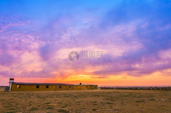 充满活力的日落红色假期黄色太阳建筑阳光天空紫色旅游乡村图片