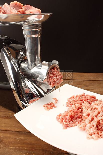 研磨机红色牛肉金属工作器具食物厨房屠宰场盘子烹饪图片