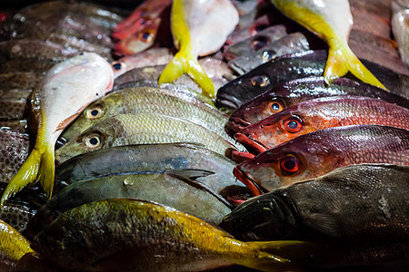 亚述夜间市场上的鱼图片