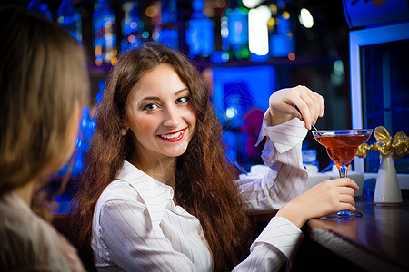 酒吧里的年轻女人成人头发娱乐餐厅享受乐趣俱乐部快乐咖啡店女性图片