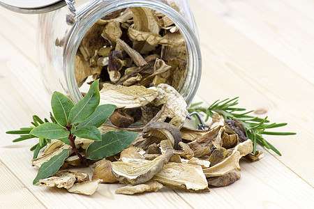 草药和干蘑菇食物玻璃季节性桂冠柳条生长草本植物植物迷迭香婴儿床图片