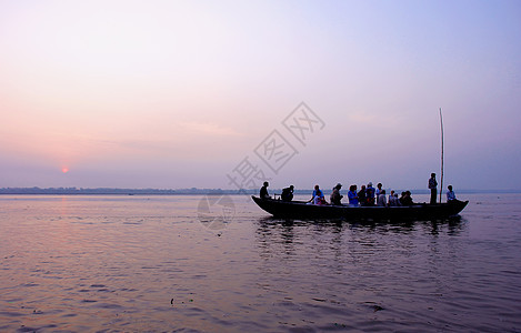 日出时乘船在甘吉斯河航行图片