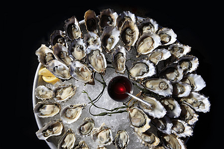 冰上开阔的牡蛎奢华柠檬盘子食物海洋餐厅营养海鲜壳类美食图片