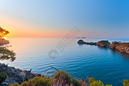 在美丽的海湾中 太阳在宁静的海面上升起图片