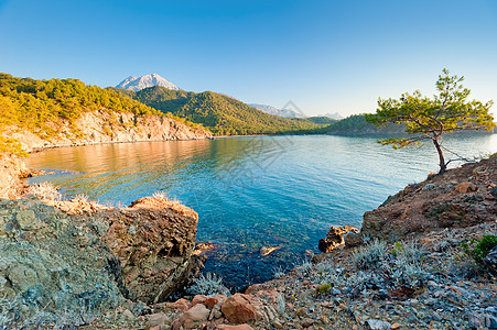 一个美丽的海湾 有清水和山岳图片