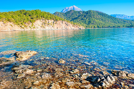 清澈的海水和美丽的山岳图片