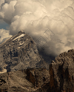 多洛米特地形远足石头荒野戏剧性悬崖远景风暴冒险岩石图片