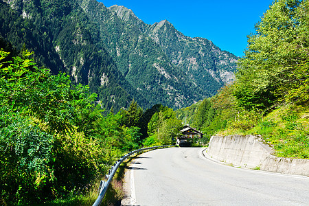 意大利阿尔卑斯山高山曲线国家顶峰生态村庄安全环境蓝色警告图片
