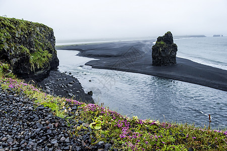 冰岛南海岸的黑火山沙子火山土地海岸海景海洋下雨海浪目的地旅行乌云图片