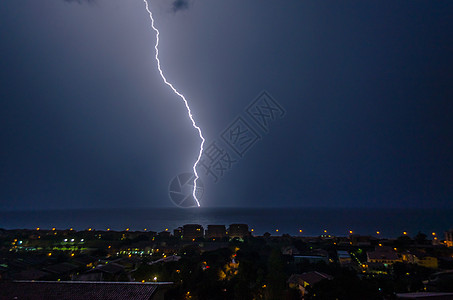 闪耀在海面上危险霹雳云景闪电电气海洋罢工雷雨蓝色震惊图片