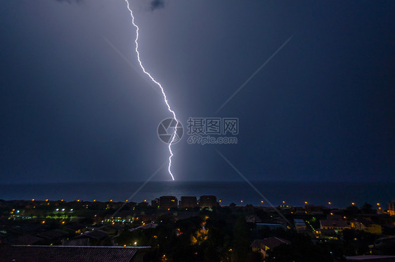 闪耀在海面上危险霹雳云景闪电电气海洋罢工雷雨蓝色震惊图片