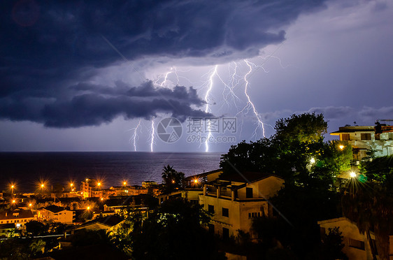 闪耀在海面上电气收费力量天气风暴霹雳雷雨场景蓝色危险图片