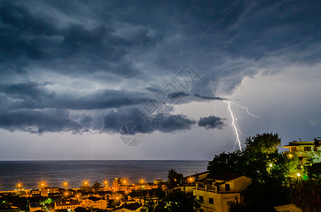 闪耀在海面上全景电气力量场景射线云景闪电海岸蓝色雷雨图片