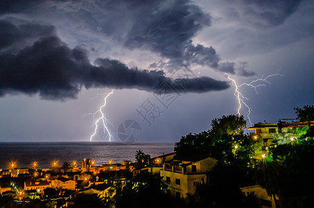 闪耀在海面上雷雨戏剧性风暴射线震惊闪电天气电气场景天空图片