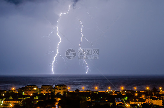 闪耀在海面上风暴全景天空海洋射线闪电震惊力量场景活力图片