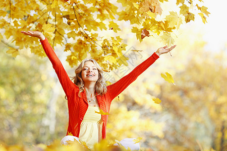 秋天公园的快乐女人黄色享受红色金发乐趣微笑幸福喜悦女孩女士图片
