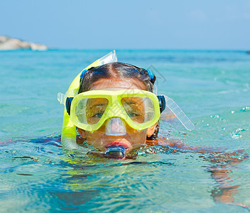 戴潜水面具的女孩海洋喜悦快乐运动微笑太阳旅行呼吸管孩子游泳者图片