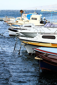 小型机动小艇码头运输巡航假期海洋航海蓝色海浪海滩旅游图片