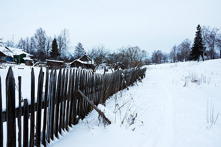 木墙附近的雪人行道图片