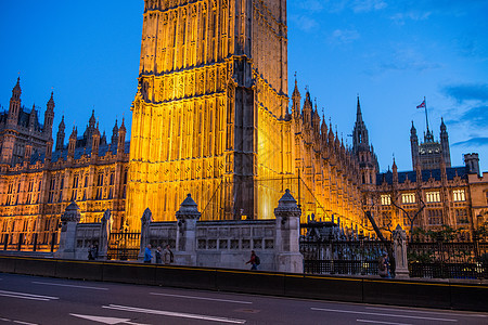 Big Ben 和议会众议院 精彩的夜景与模糊时间日落首都建筑房屋文化反射城市历史政治背景图片