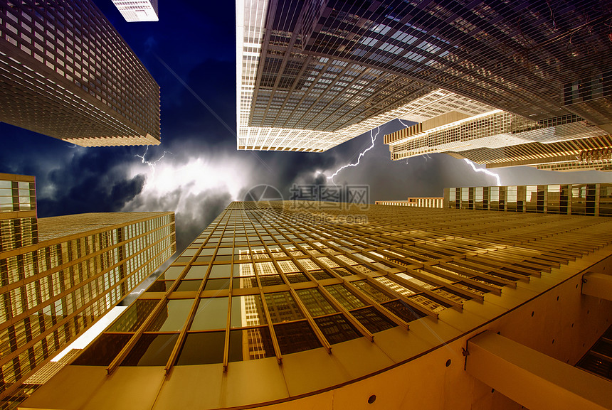 纽约市-曼哈顿天际大楼上方的暴风天空图片