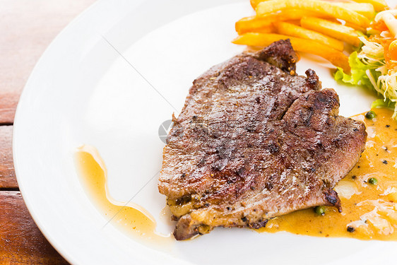 白菜上牛肉牛排 加沙拉和薯条饮食草药鱼片牛肉木头胡椒食物肉汁猪肉桌子图片